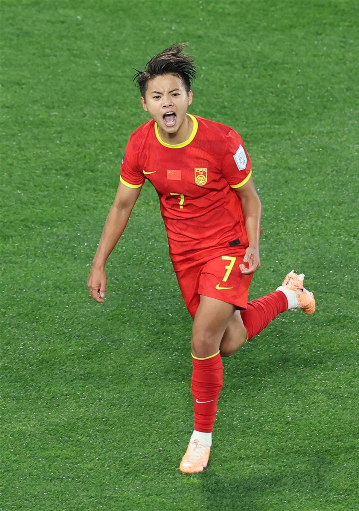 女足球运动员在国际比赛中勇敢奋斗
