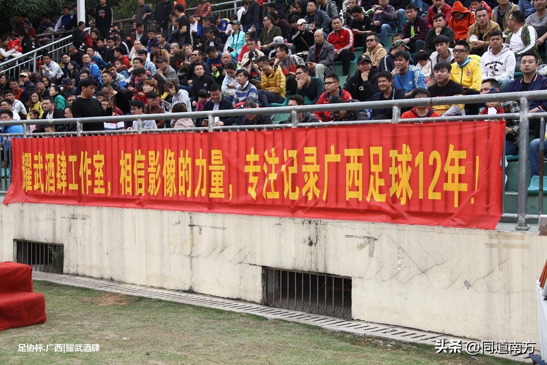 激烈足球比赛即将打响，球员们全力以赴备战