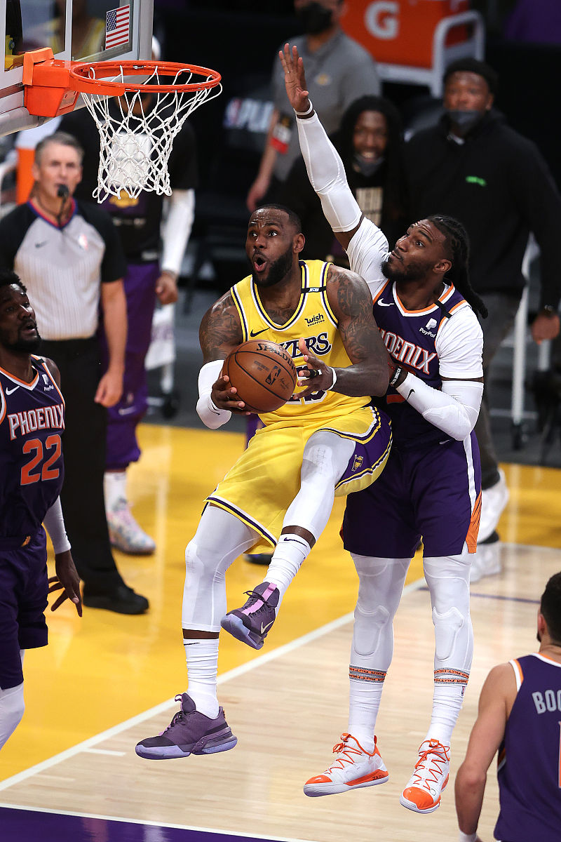 包含NBA焦点战：詹姆斯vs东契奇，晋级引发热议不断的词条