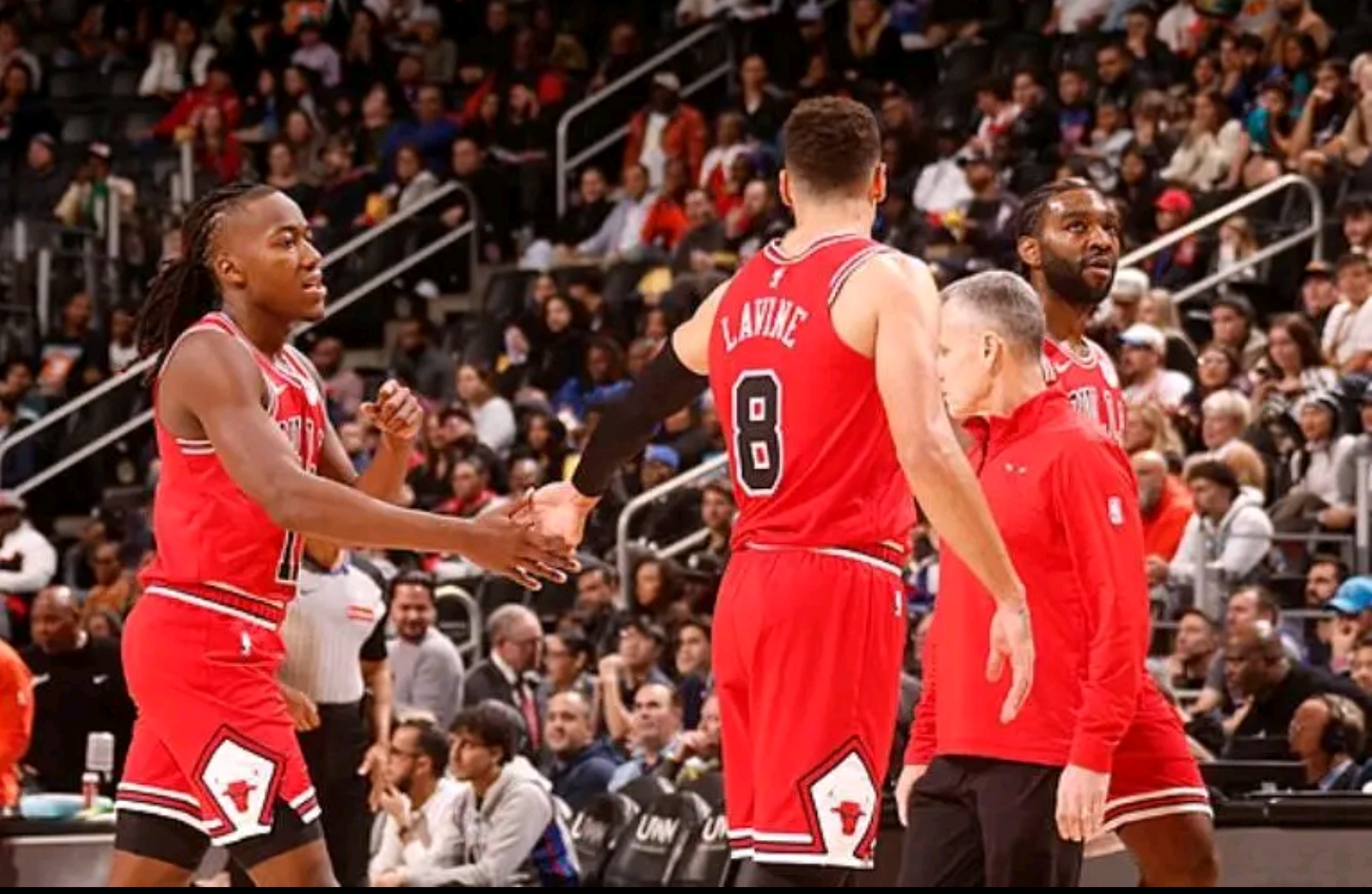 公牛主场惊险战胜骑士,拉文绝杀的简单介绍 公牛主场惊险战胜骑士,拉文绝杀的简单介绍