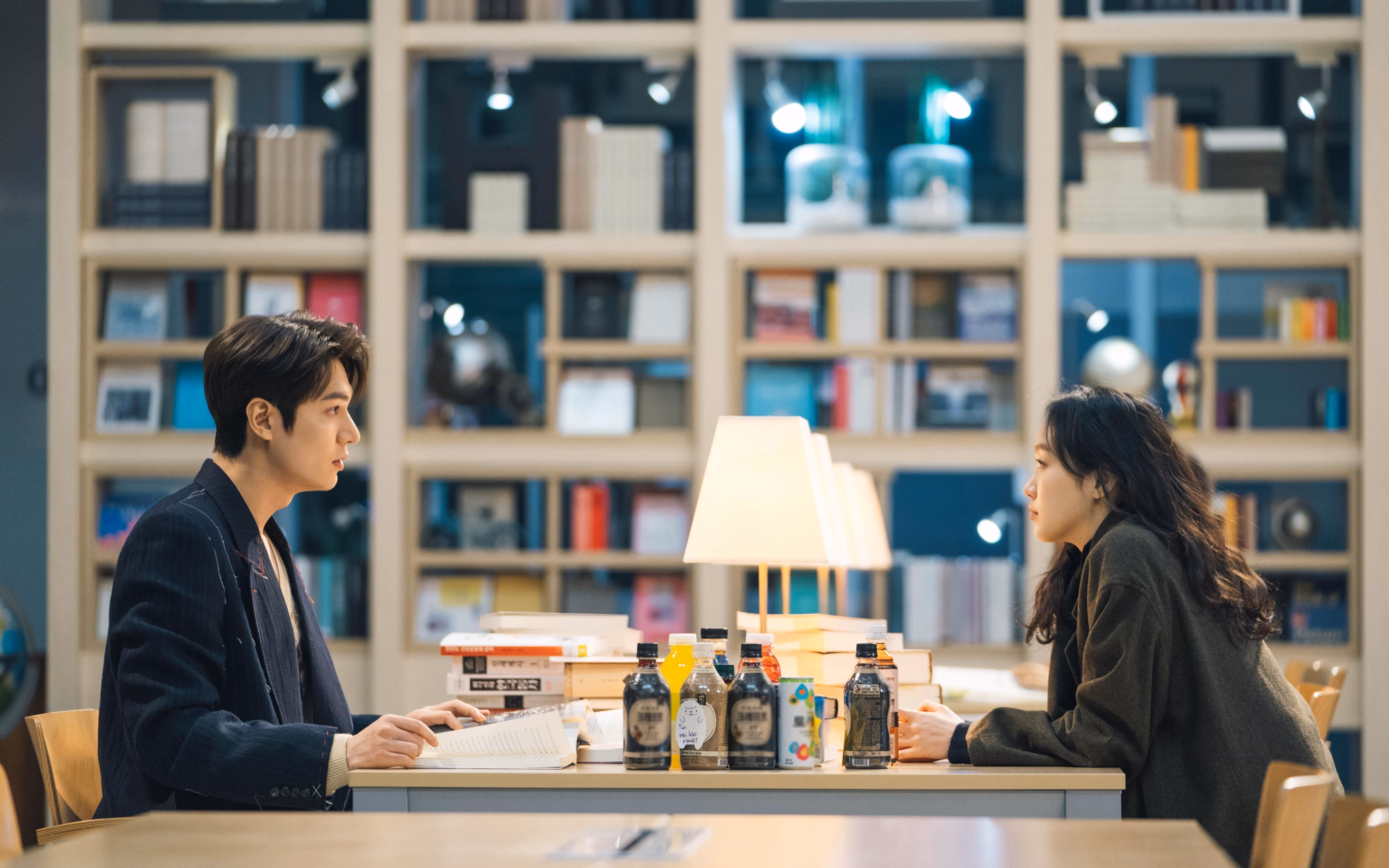 开云平台-莱万独舞撕裂钢铁防线，药厂狂飙演绎集体压制，现代足球的冰与火之歌