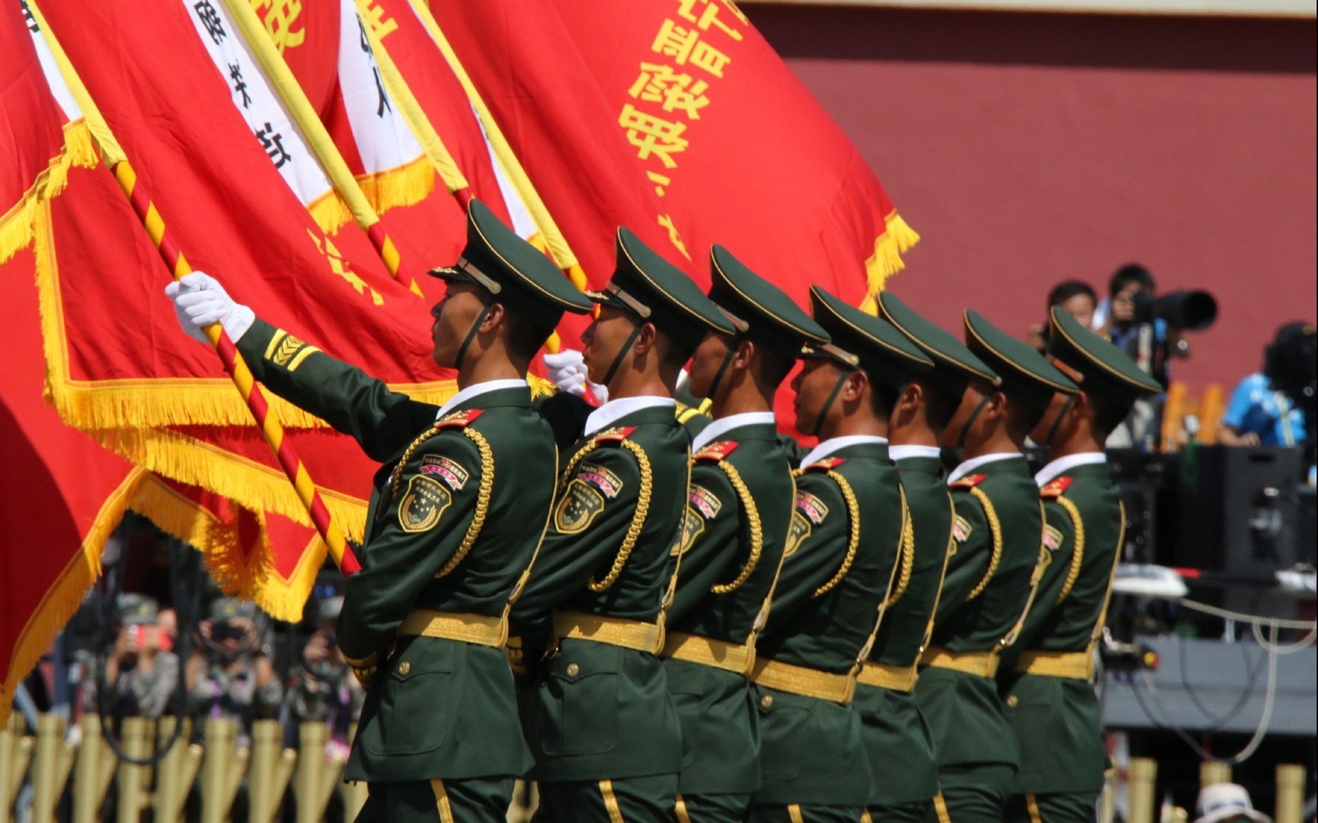 开云APP-詹姆斯主宰赛场，活塞对阵魔术早早失去悬念